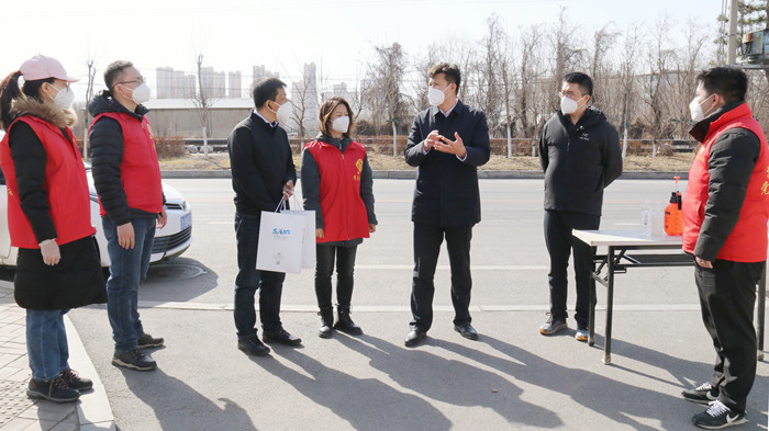 集團(tuán)領(lǐng)導(dǎo)看望慰問(wèn)抗疫一線志愿工作者